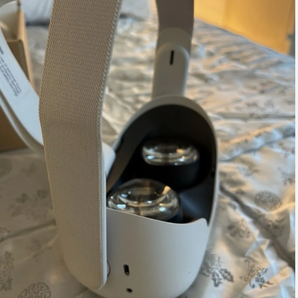 VR Headset in White